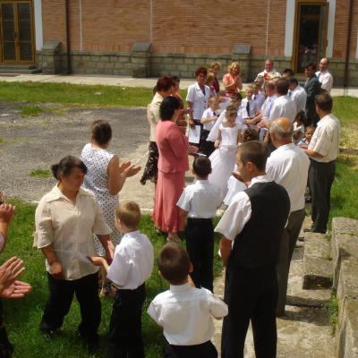 3 iunie: Pârgăreşti: Prima Sfântă Împărtăşanie