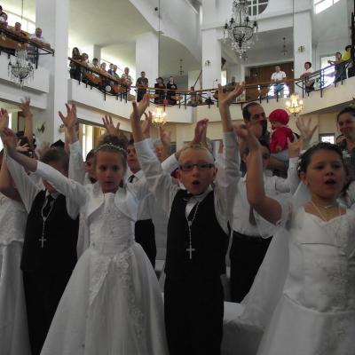 3 iunie: Târgu Ocna: Prima sfântă Împărtăşanie