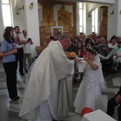 3 iunie: Târgu Ocna: Prima sfântă Împărtăşanie