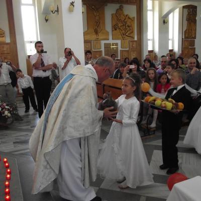 3 iunie: Târgu Ocna: Prima sfântă Împărtăşanie
