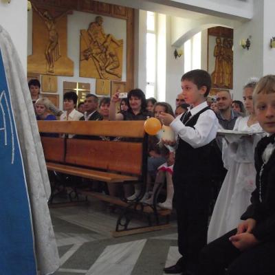 3 iunie: Târgu Ocna: Prima sfântă Împărtăşanie