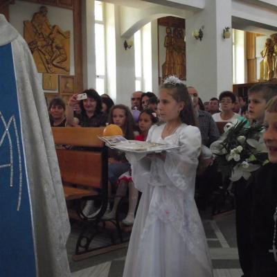 3 iunie: Târgu Ocna: Prima sfântă Împărtăşanie