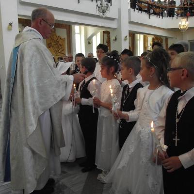 3 iunie: Târgu Ocna: Prima sfântă Împărtăşanie