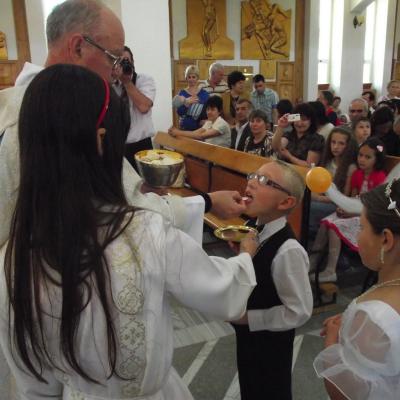 3 iunie: Târgu Ocna: Prima sfântă Împărtăşanie