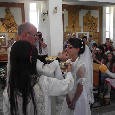3 iunie: Târgu Ocna: Prima sfântă Împărtăşanie