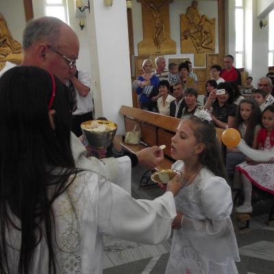 3 iunie: Târgu Ocna: Prima sfântă Împărtăşanie