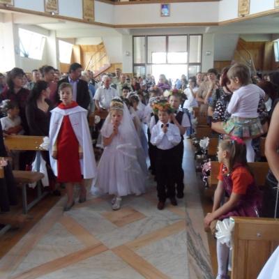 3 iunie: Dofteana: Prima sfântă Împărtăşanie