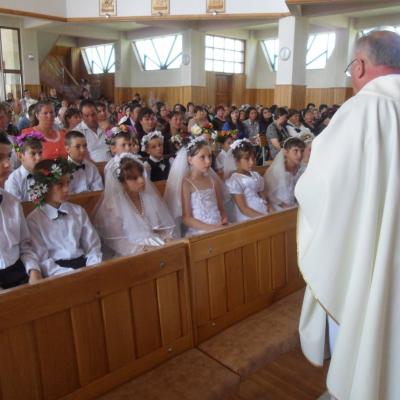 3 iunie: Dofteana: Prima sfântă Împărtăşanie
