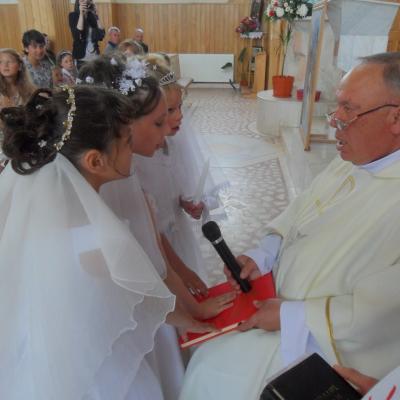3 iunie: Dofteana: Prima sfântă Împărtăşanie