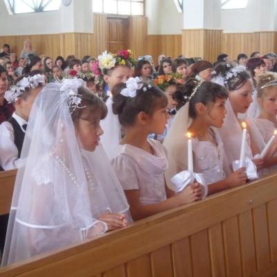 3 iunie: Dofteana: Prima sfântă Împărtăşanie
