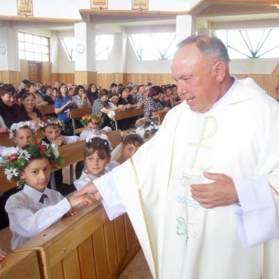 3 iunie: Dofteana: Prima sfântă Împărtăşanie