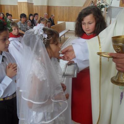 3 iunie: Dofteana: Prima sfântă Împărtăşanie