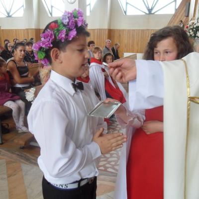3 iunie: Dofteana: Prima sfântă Împărtăşanie