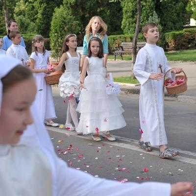 10 iunie: Procesiune cu Isus Euharisticul. Foto: Adrian Cuba