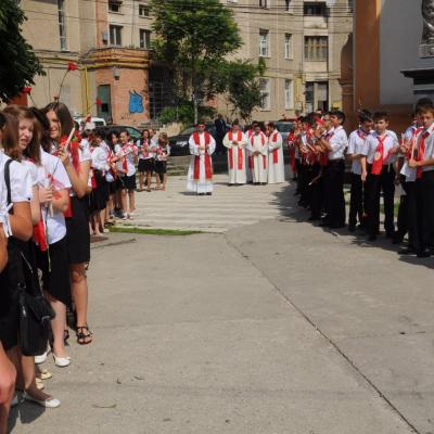 10 iunie: Bacău "Sfântul Nicolae": Conferirea sacramentului sfântului Mir