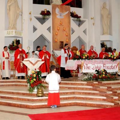 10 iunie: Bacău "Sfântul Nicolae": Conferirea sacramentului sfântului Mir