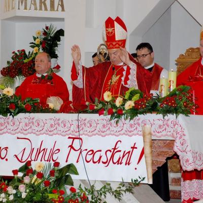 10 iunie: Bacău "Sfântul Nicolae": Conferirea sacramentului sfântului Mir