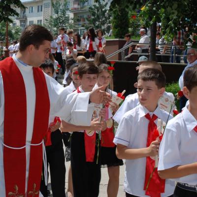 10 iunie: Bacău "Sfântul Nicolae": Conferirea sacramentului sfântului Mir