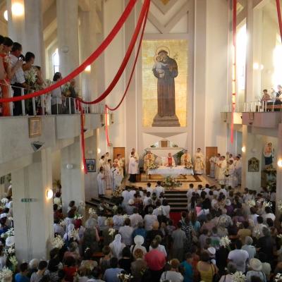 13 iunie: Iaşi: Hramul bisericii "Sfântul Anton de Padova"