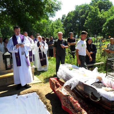 21 iunie: Gherăeşti: Funeraliile sr. Lenuţa Bereşoaei