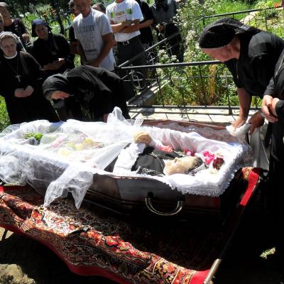 21 iunie: Gherăeşti: Funeraliile sr. Lenuţa Bereşoaei