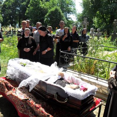 21 iunie: Gherăeşti: Funeraliile sr. Lenuţa Bereşoaei