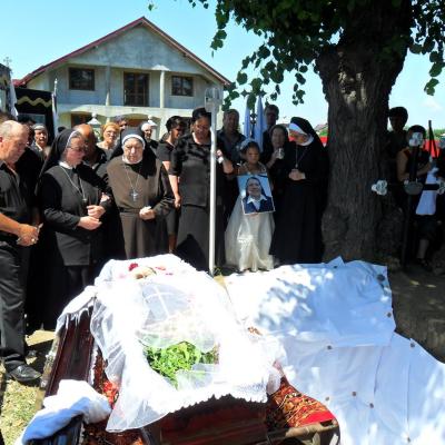 21 iunie: Gherăeşti: Funeraliile sr. Lenuţa Bereşoaei