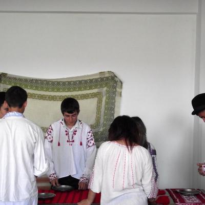 21 iunie: Oneşti: Teatru religios la Liceul teologic romano-catolic