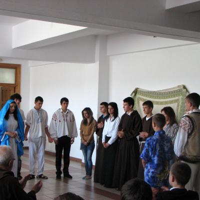 21 iunie: Oneşti: Teatru religios la Liceul teologic romano-catolic