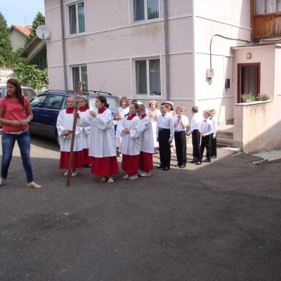 24 iunie: Moineşti: Prima sfântă Împărtăşanie