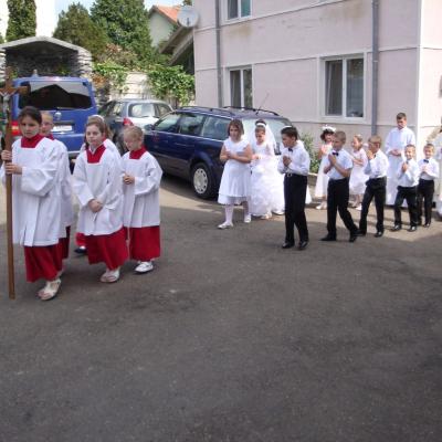 24 iunie: Moineşti: Prima sfântă Împărtăşanie