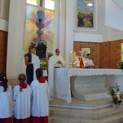 24 iunie: Moineşti: Prima sfântă Împărtăşanie