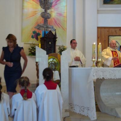 24 iunie: Moineşti: Prima sfântă Împărtăşanie