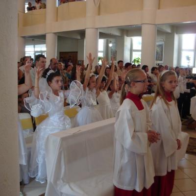 24 iunie: Moineşti: Prima sfântă Împărtăşanie