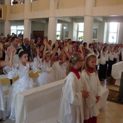 24 iunie: Moineşti: Prima sfântă Împărtăşanie