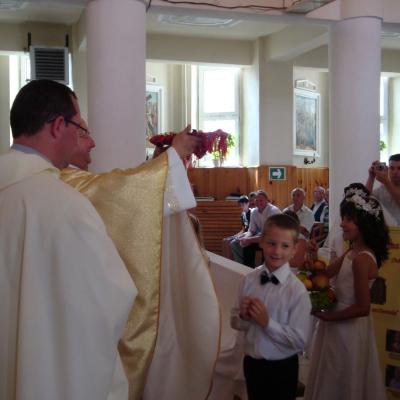 24 iunie: Moineşti: Prima sfântă Împărtăşanie