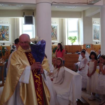 24 iunie: Moineşti: Prima sfântă Împărtăşanie