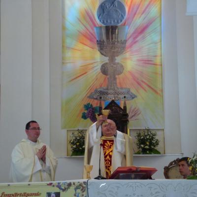 24 iunie: Moineşti: Prima sfântă Împărtăşanie