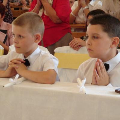 24 iunie: Moineşti: Prima sfântă Împărtăşanie