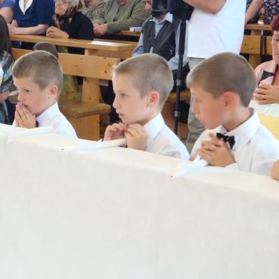 24 iunie: Moineşti: Prima sfântă Împărtăşanie