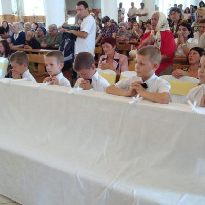 24 iunie: Moineşti: Prima sfântă Împărtăşanie