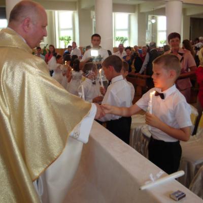24 iunie: Moineşti: Prima sfântă Împărtăşanie