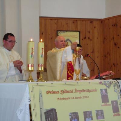 24 iunie: Moineşti: Prima sfântă Împărtăşanie
