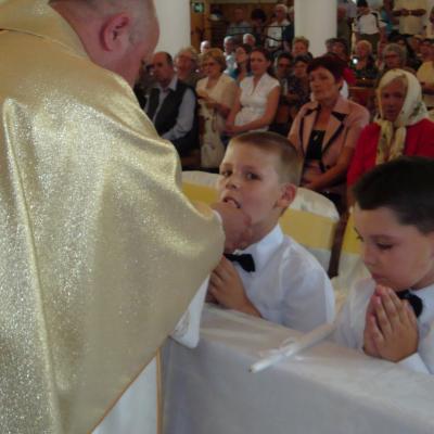 24 iunie: Moineşti: Prima sfântă Împărtăşanie