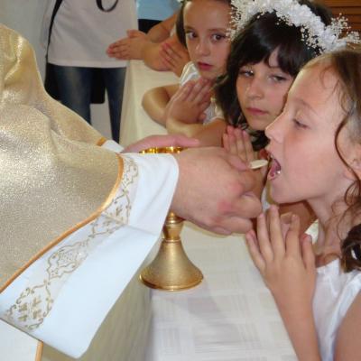 24 iunie: Moineşti: Prima sfântă Împărtăşanie