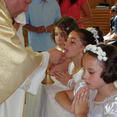 24 iunie: Moineşti: Prima sfântă Împărtăşanie