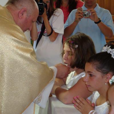 24 iunie: Moineşti: Prima sfântă Împărtăşanie