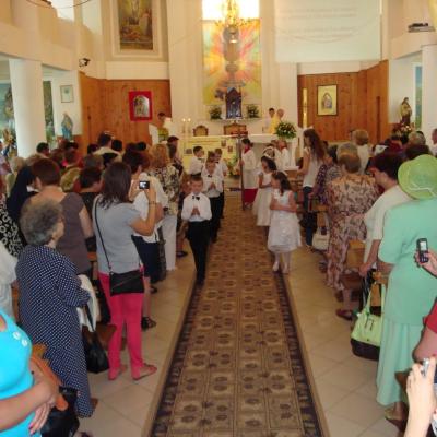 24 iunie: Moineşti: Prima sfântă Împărtăşanie