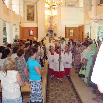 24 iunie: Moineşti: Prima sfântă Împărtăşanie