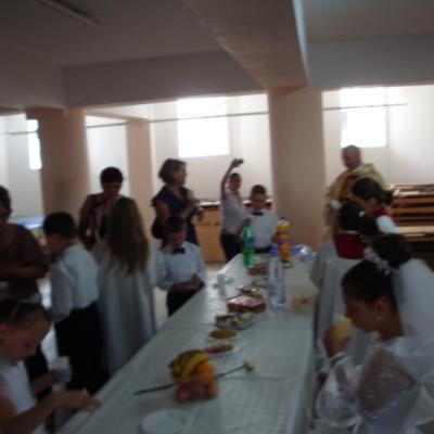 24 iunie: Moineşti: Prima sfântă Împărtăşanie